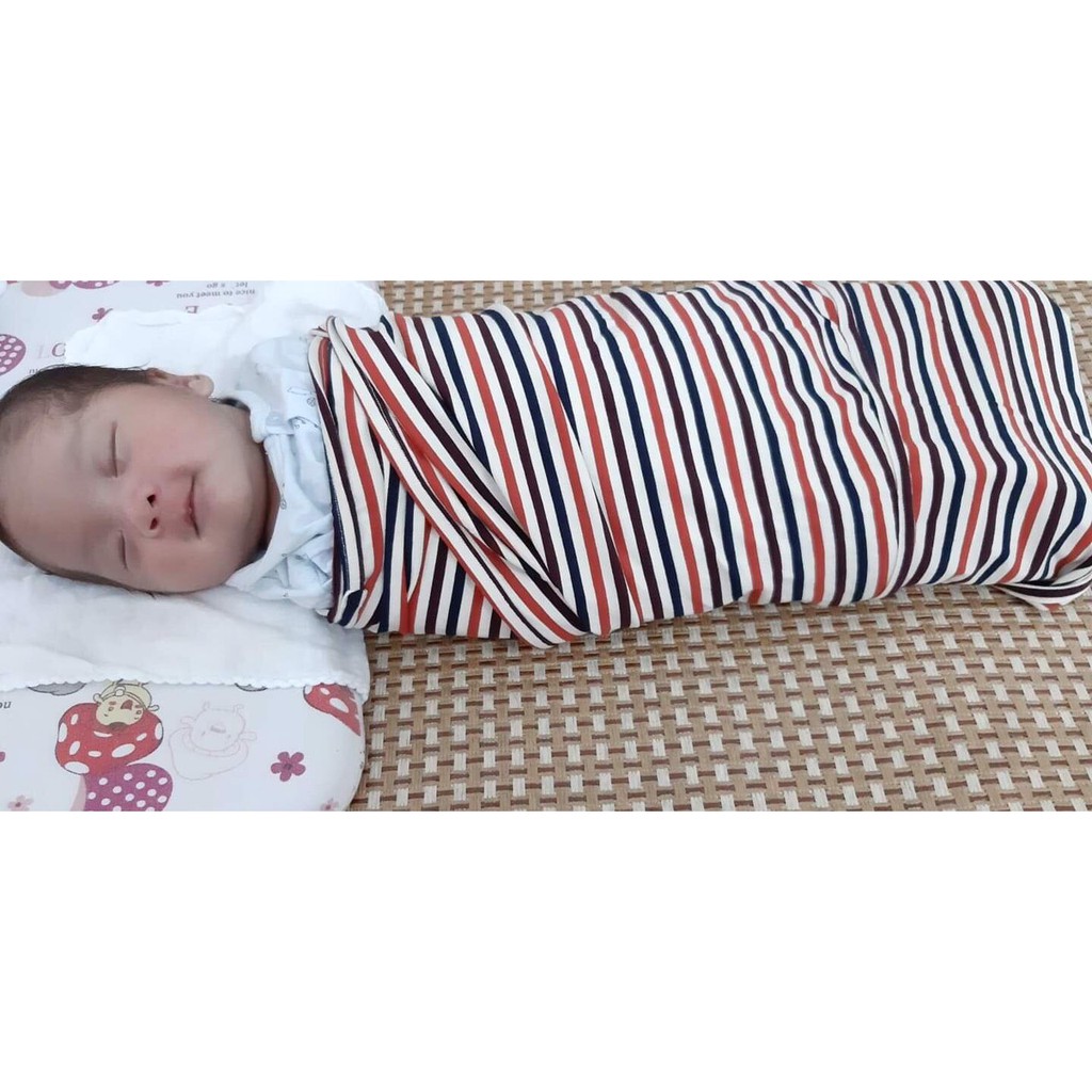 Quấn chũn swaddle giúp bé giảm giật mình