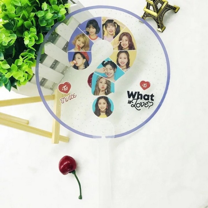 Quạt Twice trong quạt cầm tay phong cách hàn quốc thiết kế độc đáo