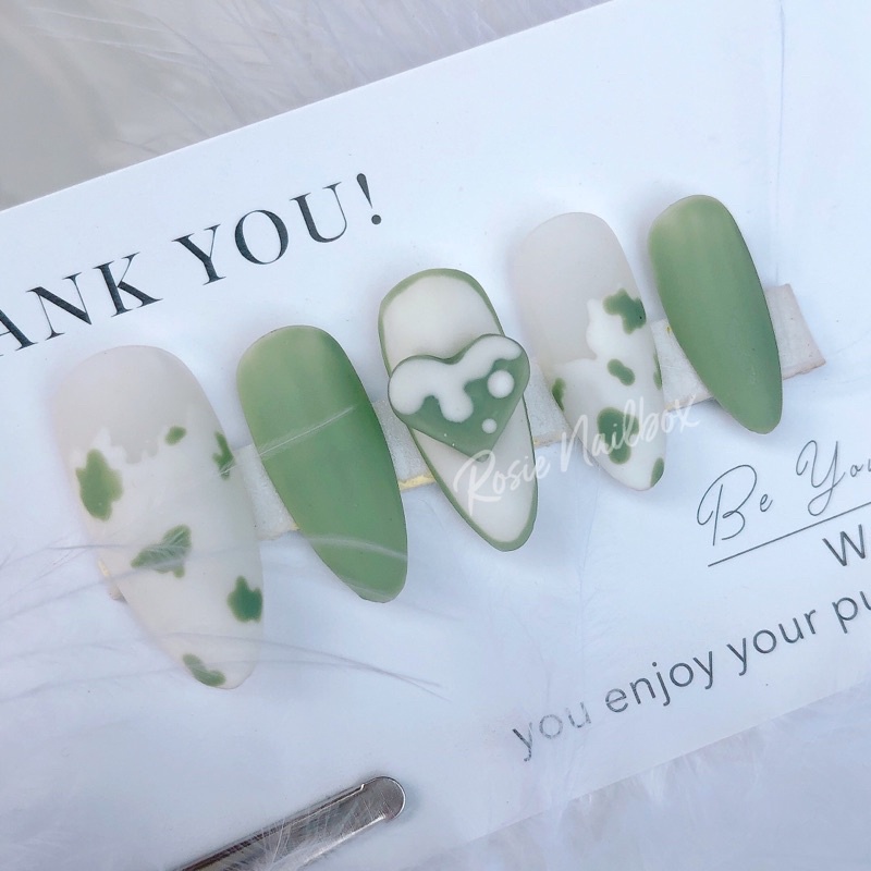 Móng úp màu xanh phối họa tiết bò sữa và tim nhẹ nhàng kèm keo và dũa cho nàng