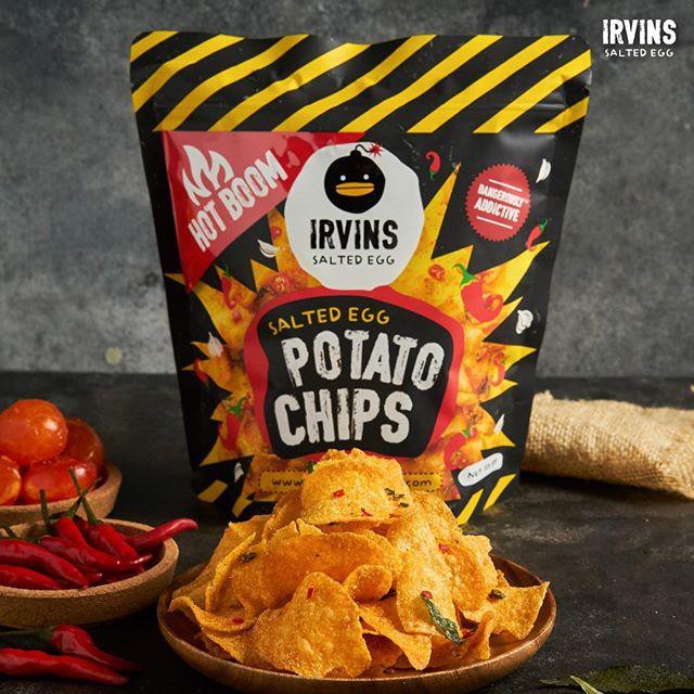 Khoai tây trứng muối cay IRVINS - Hotboom Salted Egg Potato Chips 105 gram