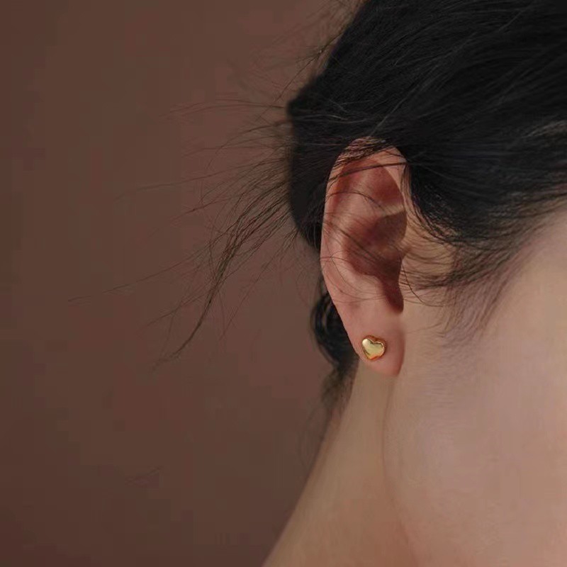 Khuyên tai hình trái tim bằng thép titan mạ vàng 18k xinh xắn dễ phối đồ