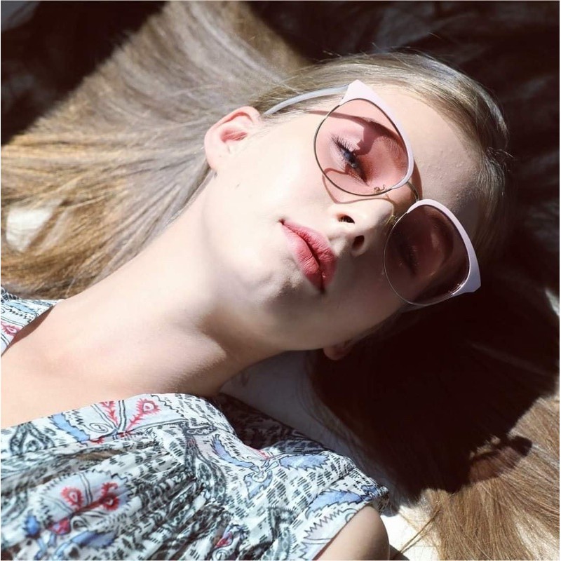 ▫Kính Gucci ▫Lense hồng nhạt- gọng trắng xà cừ cực kỳ ngọt ngào, trong trẻo mát mẻ cả mùa hè
