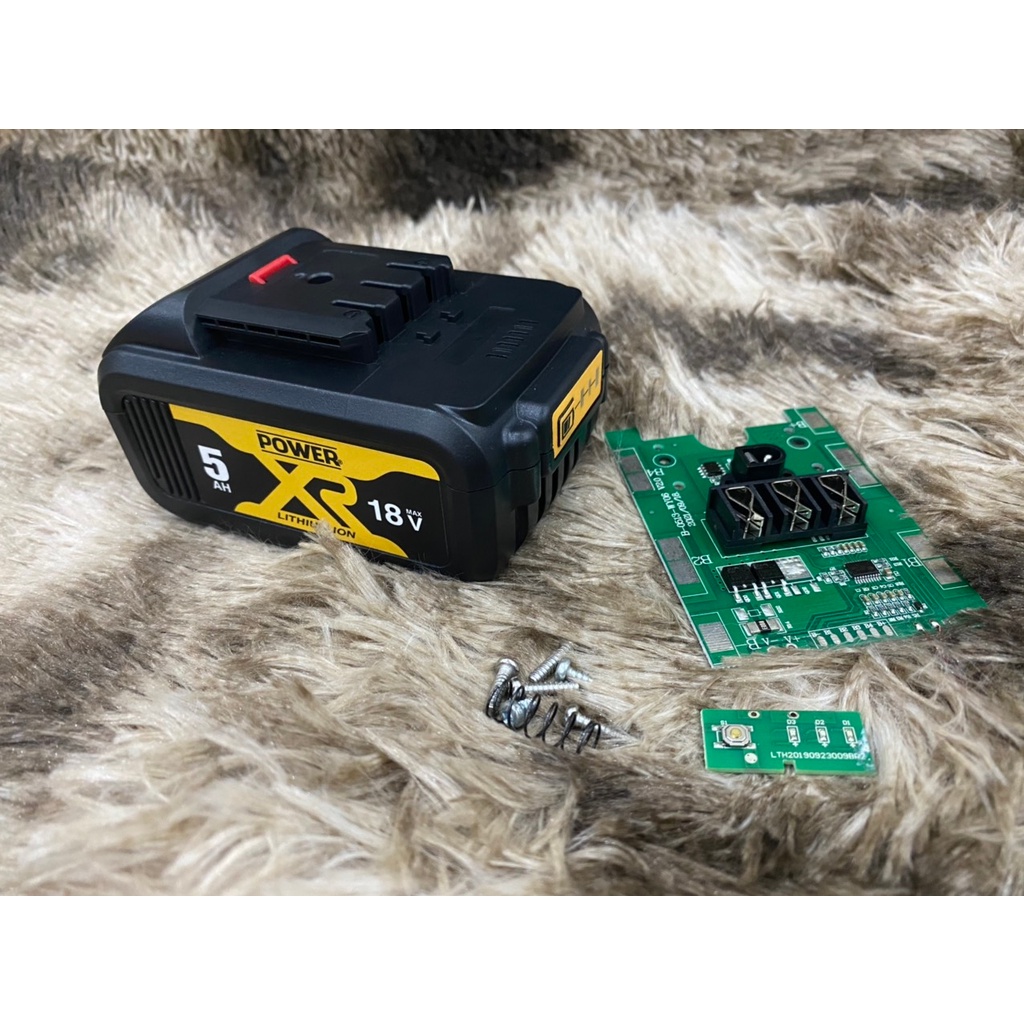 Vỏ mạch pin china mẫu tem Dewatl có Led báo pin, 18V - 21V 5S 2P, Jack sạc đứng. BN.