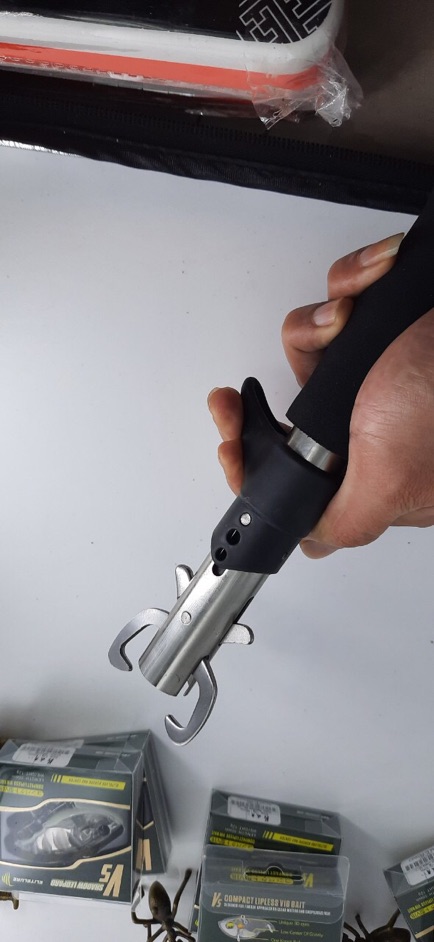 Kẹp cá sắc bén- Phụ kiện cần thiết