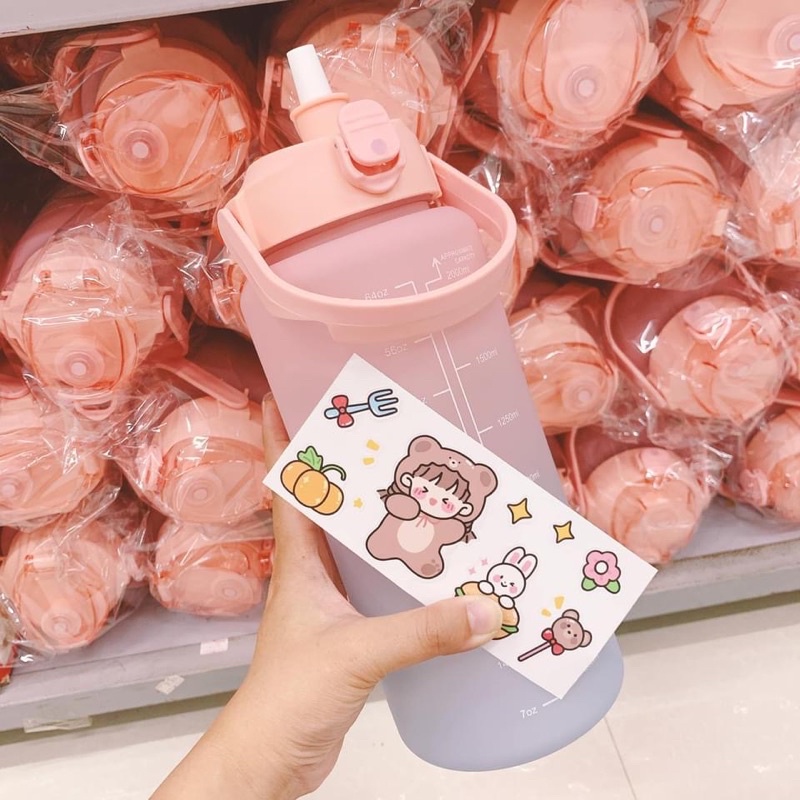 BÌNH NƯỚC 2 LÍT Chia Vạch Nhắc Nhở Dễ Thương Có Ống Hút Tiện Lợi