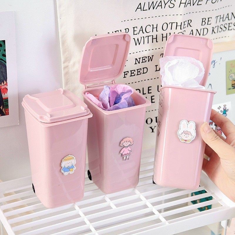 Thùng rác mini để bàn kiêm hộp bút màu hồng có bánh xe và nắp siêu cute dễ thương