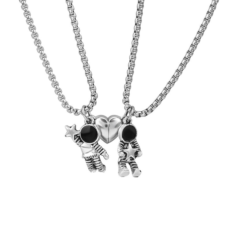 Set 2 Vòng cổ Nam Châm Mặt Hình Phi Hành Gia Vũ Trụ Độc Đáo