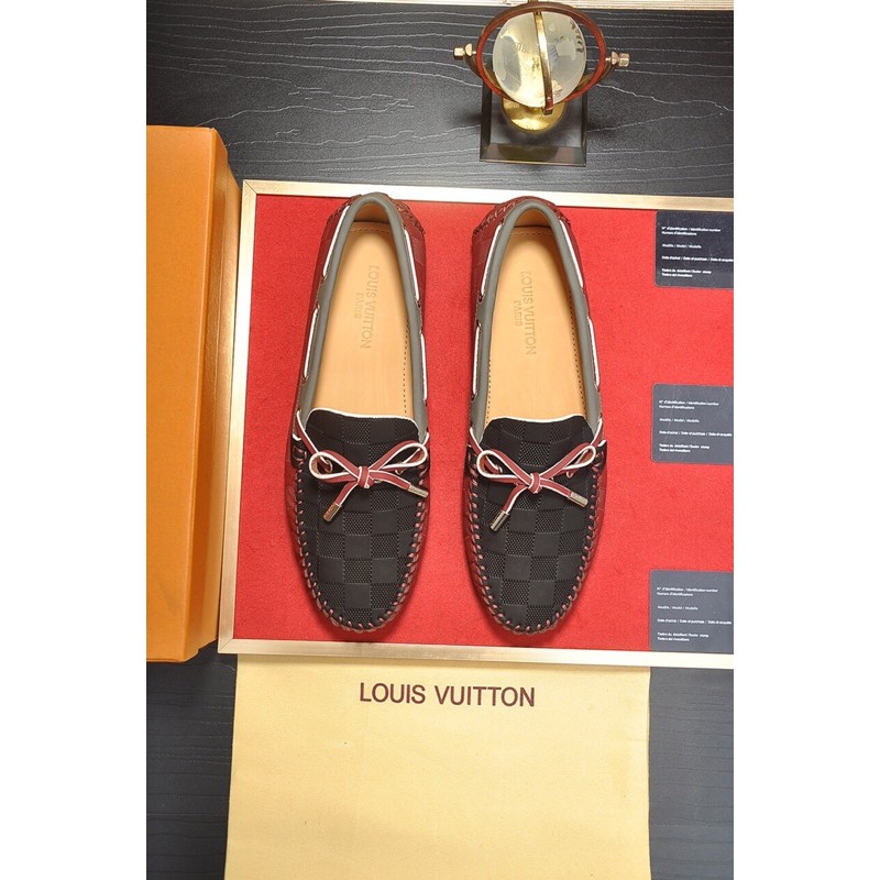 Giày thời trang nam mới của Louis Vuitton = LV da thật cao cấp với thiết kế tinh xảo và tinh tế.
