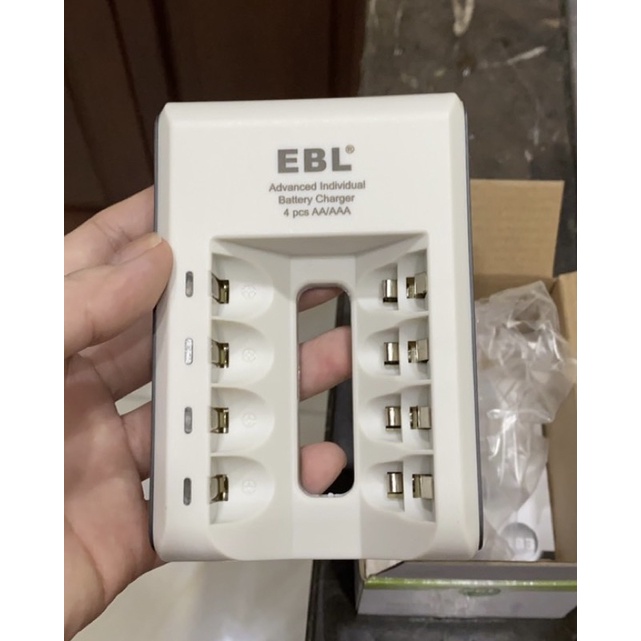 Máy sạc pin 4 viên EBL, dùng pin 2A, 3A. Máy có đèn hiển thị trạng thái pin hết, chai , đầy - sạc đầy tự ngắt bảo vệ