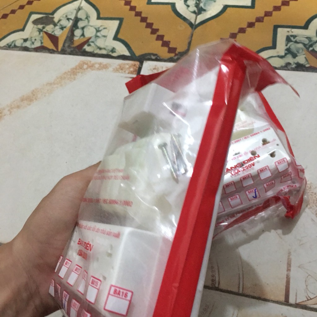 Bảng điện nổi B27 VINAKA, bảng điện lắp sẵn 1 ổ cắm điện 3 chấu + 2 công tắc + 1 cầu chì, nhựa ABS bền đẹp, chống va đập