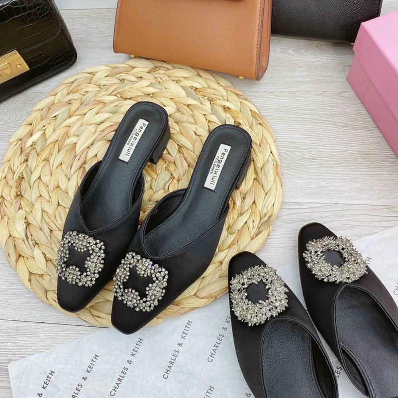 Guốc satin mũi khoá đá vuông gót 2cm