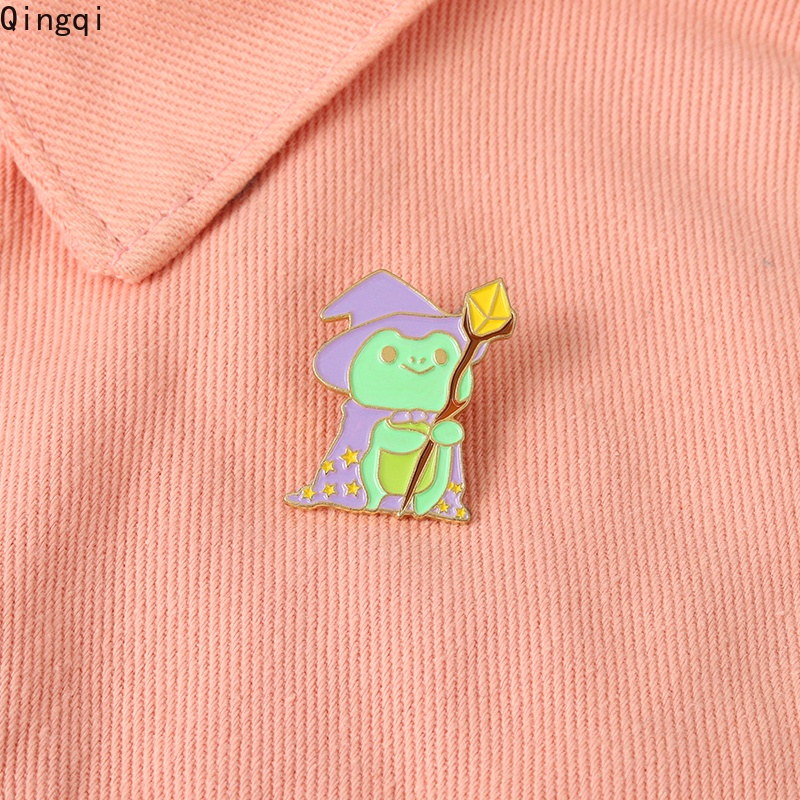 Ghim cài áo Miss Zoe hình ếch phù thủy hoạt hình dễ thương