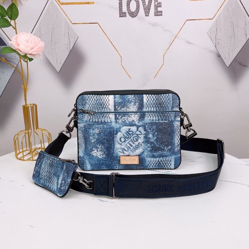 túi đeo chéo truyền thống, nó còn được trang bị một túi zipper có thể tháo rời và túi nhỏ louis vuitton LV