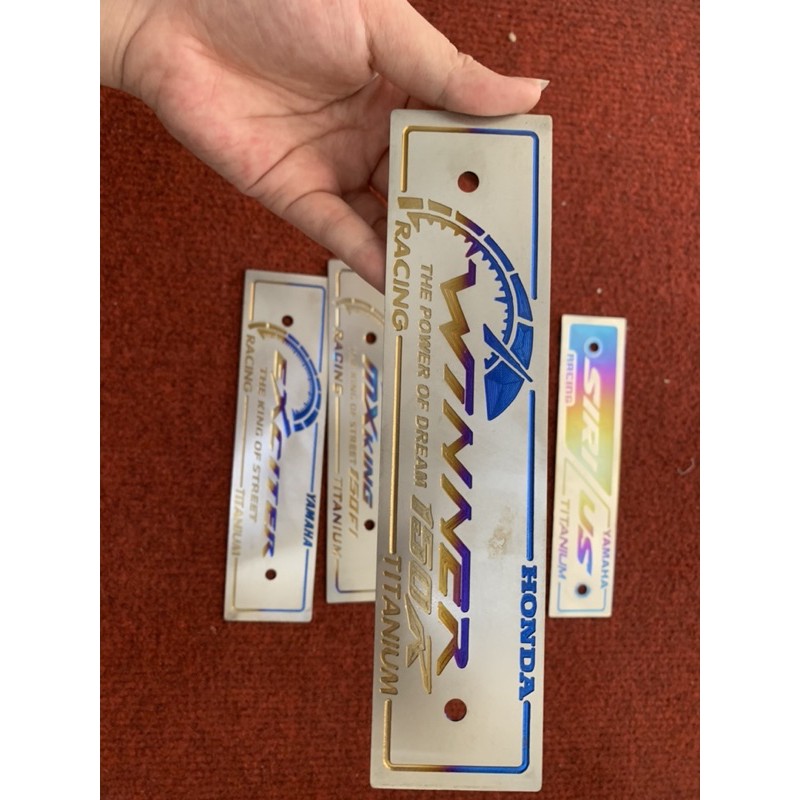 Biển tên titan gắn đầu xe có chữ exciter / winner / wave / sirius trang trí rất đẹp cả đai