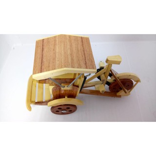 Xe xích lô gỗ nhỏ