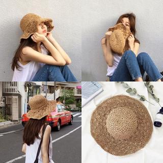 Mũ rộng vành đan rơm dùng khi đi biển