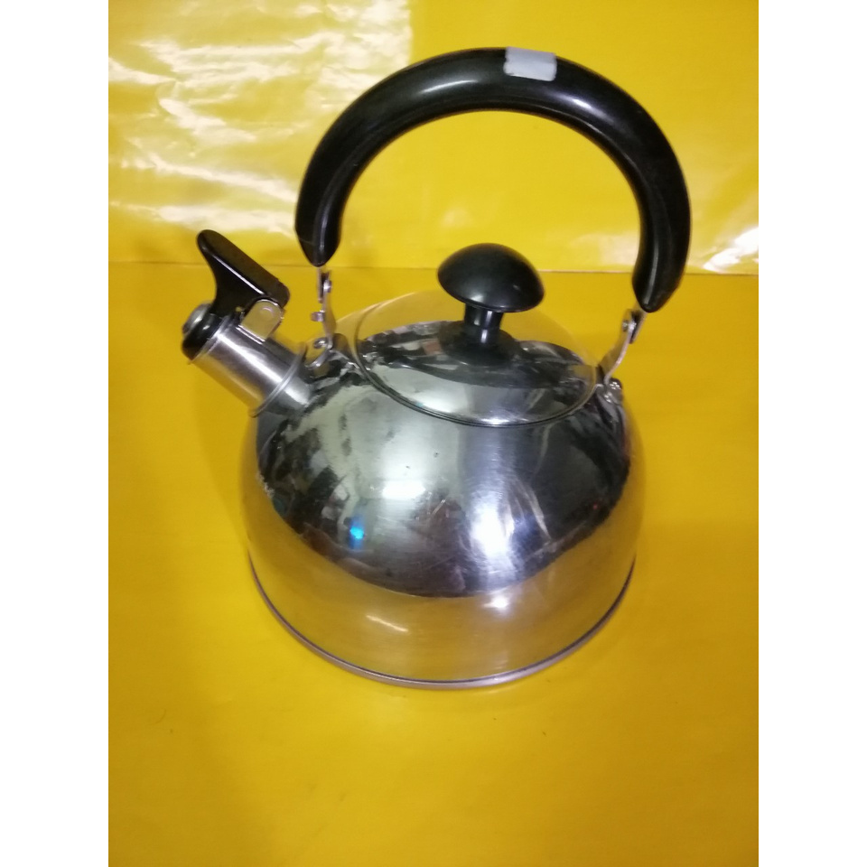 Ấm inox có còi hú nội địa Nhật (2.3L) (140), dùng được bếp từ