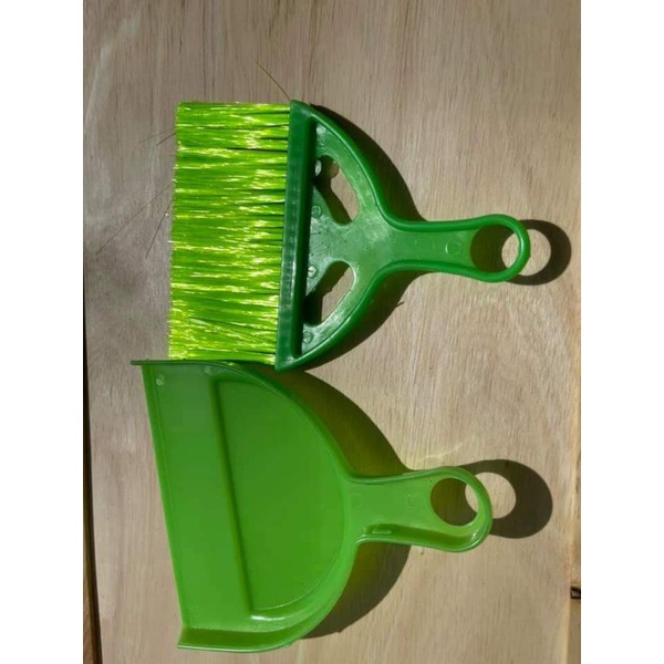 Chổi quét bụi, tàn nhang bàn thờ..