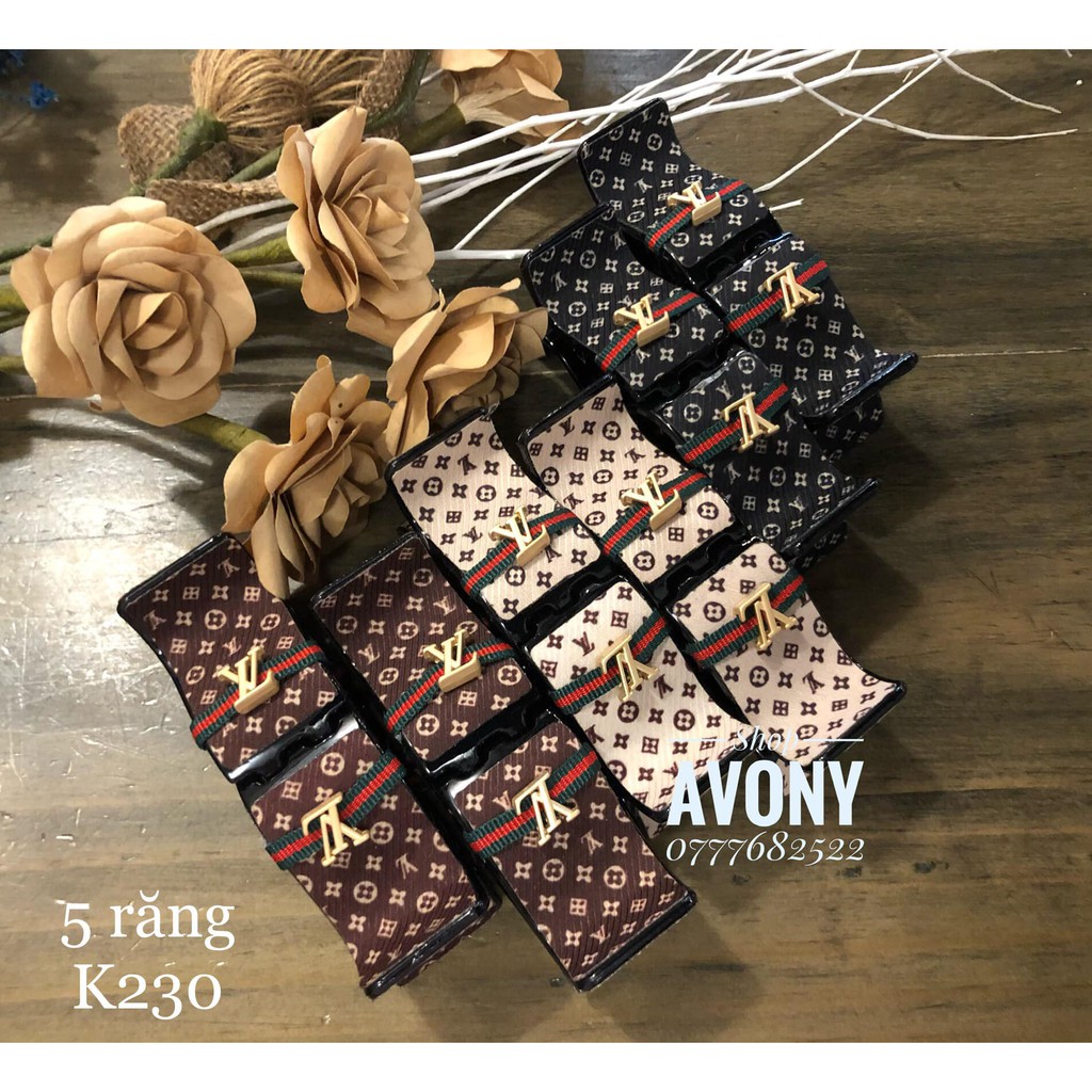 [Mã FAMARAL1 giảm 10K đơn 50K]Kẹp tóc càng cua 3 - 5 răng da (simili) đính logo thương hiệu sọc xanh đỏ