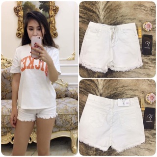 Quần short trắng rách gấu
