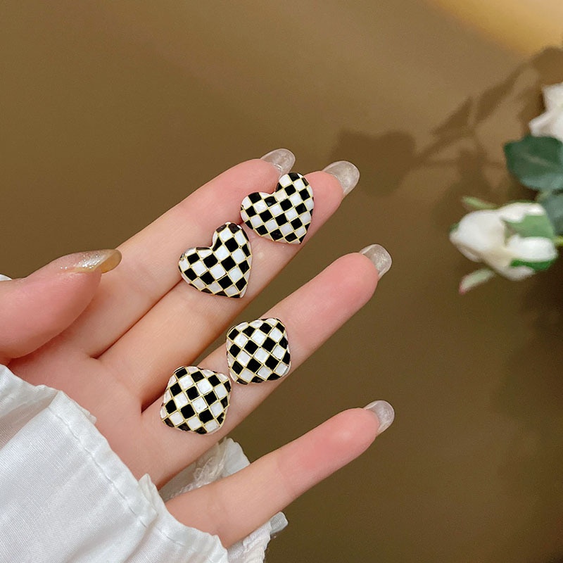 Khuyên Tai Hình Bàn Cờ Vua Và Trái Tim Độc Đáo