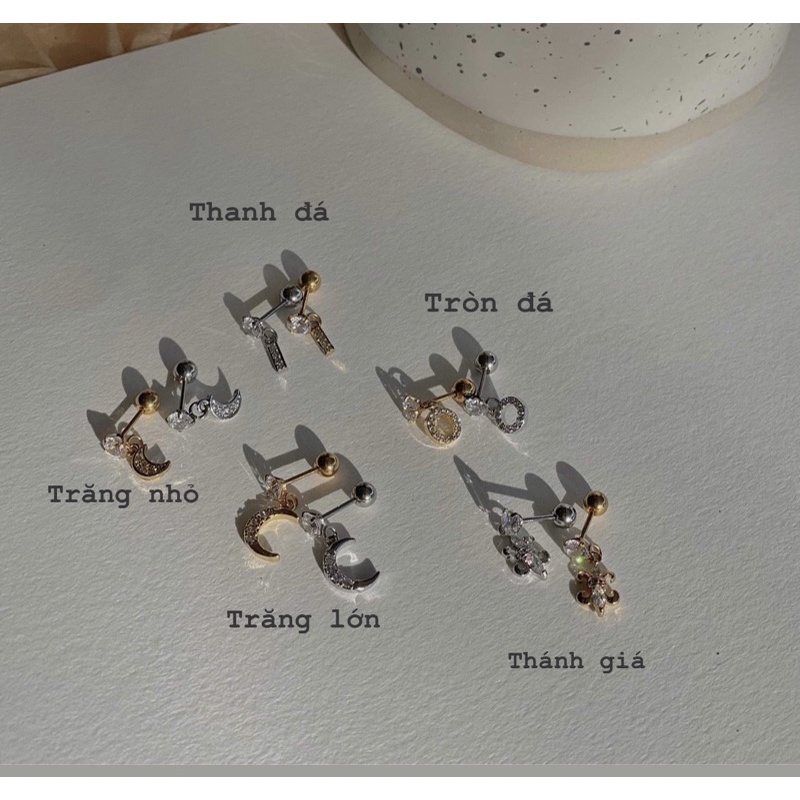 1 chiếc bông tai thép y tế dáng dài