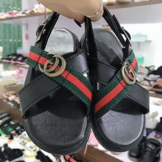 Sandal bé trai