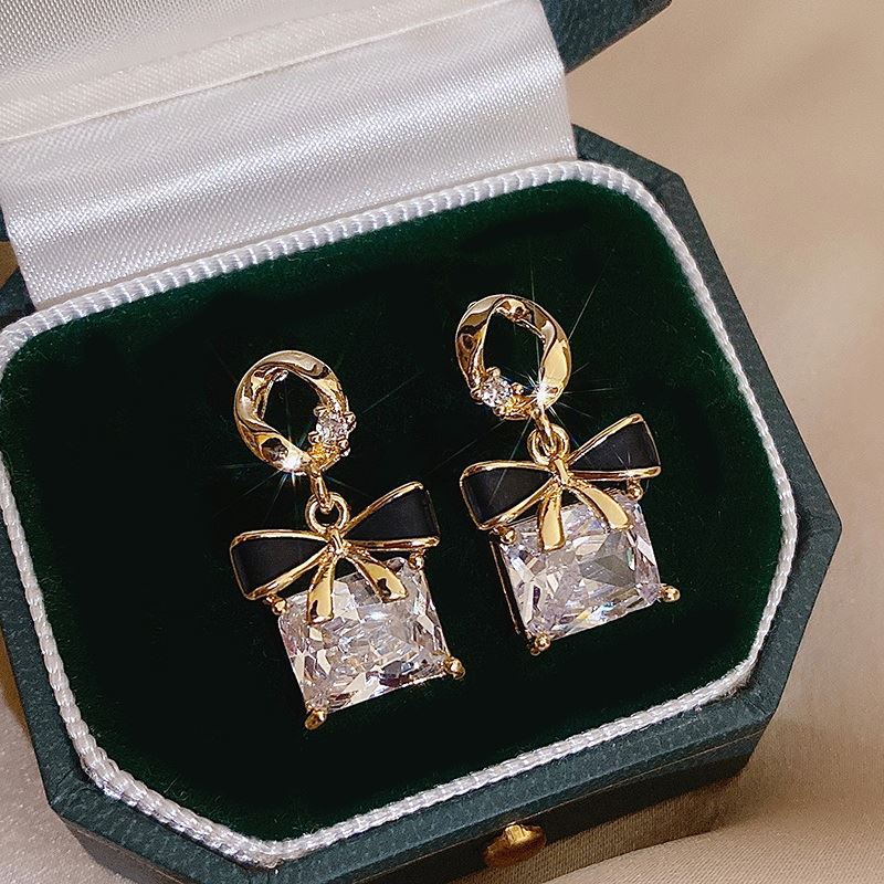 Khuyên Tai Nơ Đính Đá Zircon Hình Vuông 2022