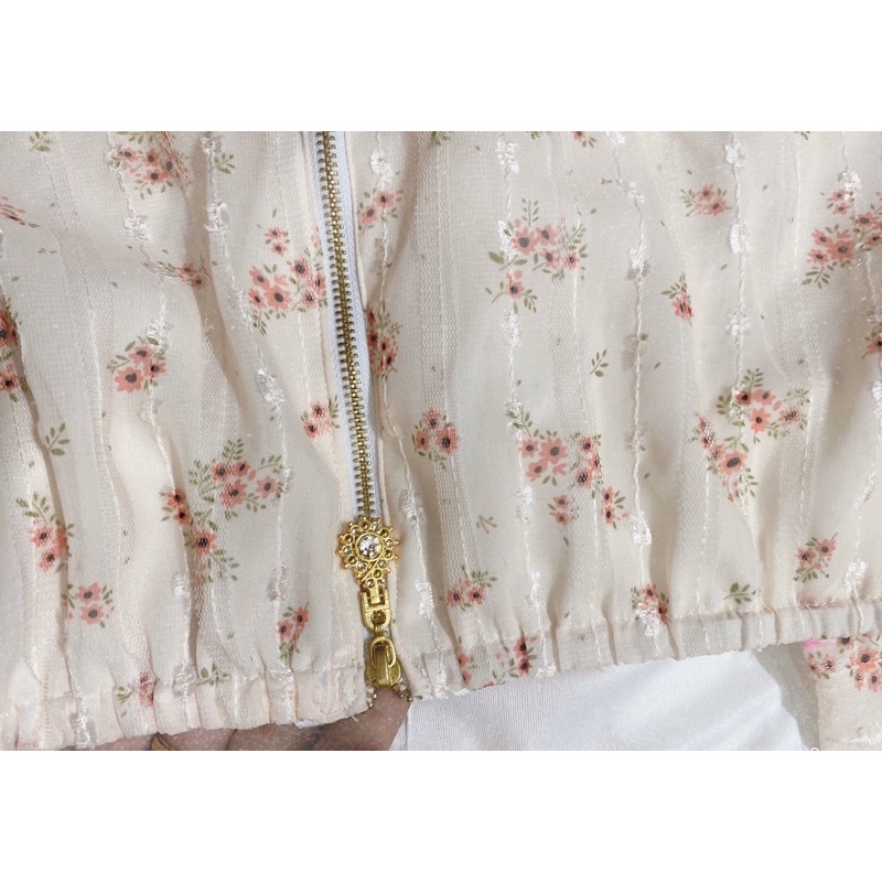 Áo croptop cúp ngực tay phồng và quần sort kaki trắng