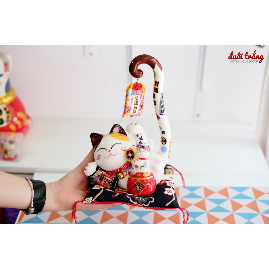Mèo Thần tài Đuôi dài "Khai Vận Chiêu Tài" 23cm  - Hũ đỏ