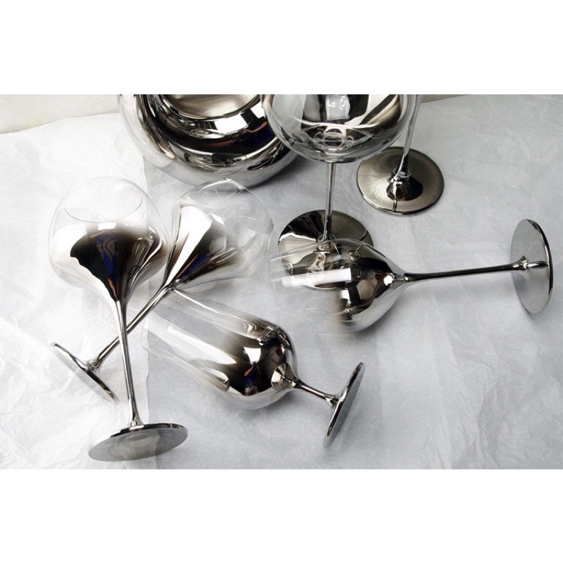 Bình thở và ly rượu vang màu ánh bạc và ánh vàng cao cấp