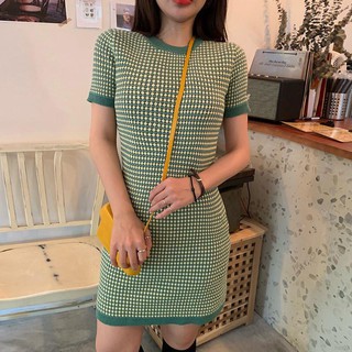 Đầm len cổ tròn ngắn tay kẻ sọc nhiều màu
