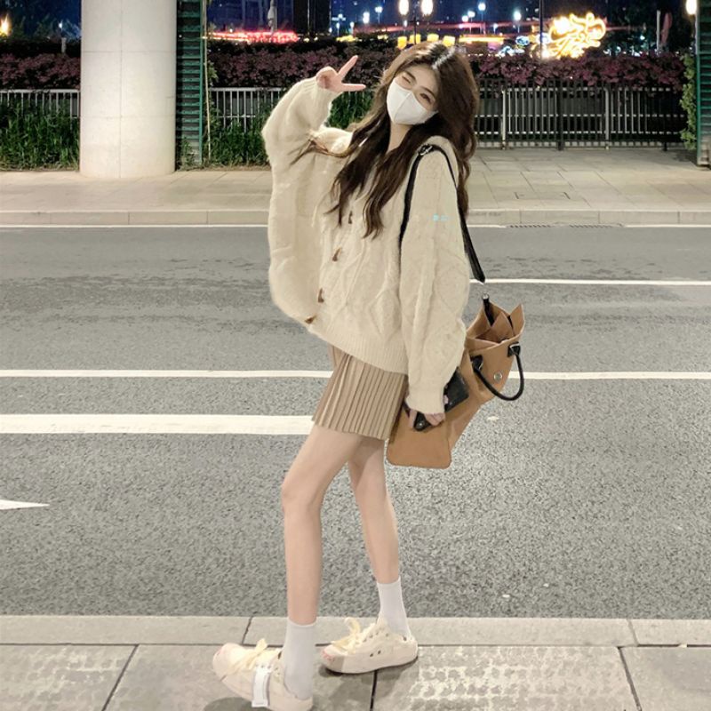 Set váy xếp ly và áo khoác len có mũ gân nổi mùa đông