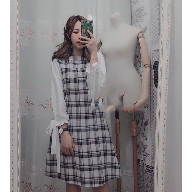 Đầm caro xoè phối tay trắng