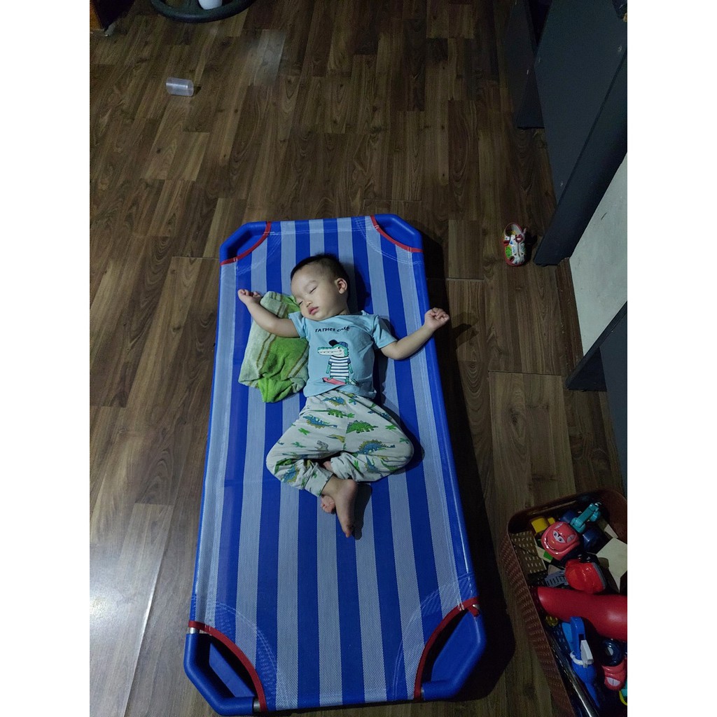 giường trẻ em , giường lưới cho bé kẻ sọc xanh dương 60x120 cm có 2 thanh đỡ dưới lưng chắc chắn , lớp lưới thoáng mát