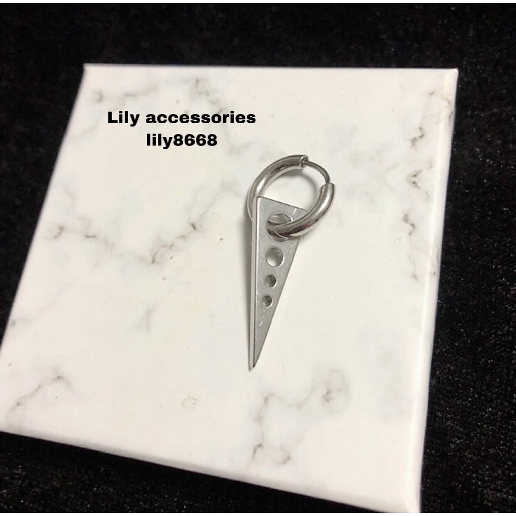 Triangle Hoop Earring khuyên tai titan tam giác không gỉ không đen không dị ứng cho nam và nữ