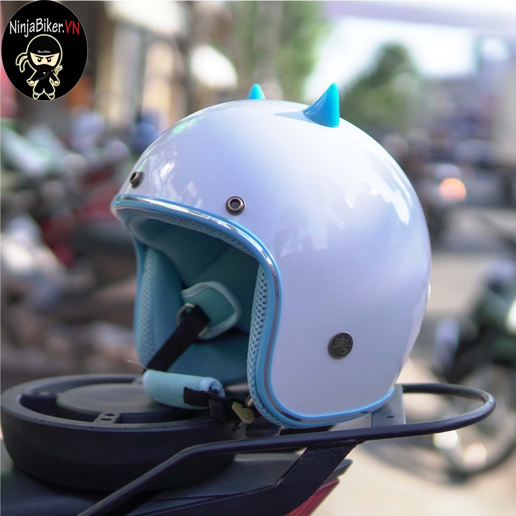 Nón bảo hiểm NTMAX màu trắng lót xanh tặng kèm sừng mini màu xanh