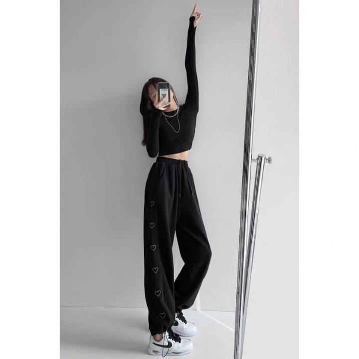 Quần nỉ jogger nữ ống rộng bo gấu nam nữ unisex in hình trái tim phong cách Hàn Quốc RÔ STORE QD29