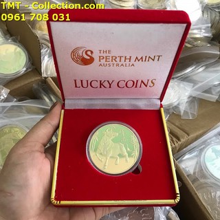 Xu Úc Hình Con Trâu Vàng Tặng Hộp Nhung; Màu: vàng; Kích thước của hộp đựng xu là 9 x 9 x 3cm-TMT Collection-SP002454