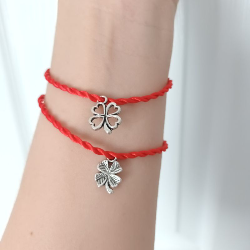 Vòng chỉ đỏ mic charm cỏ 4 lá may mắn bình an