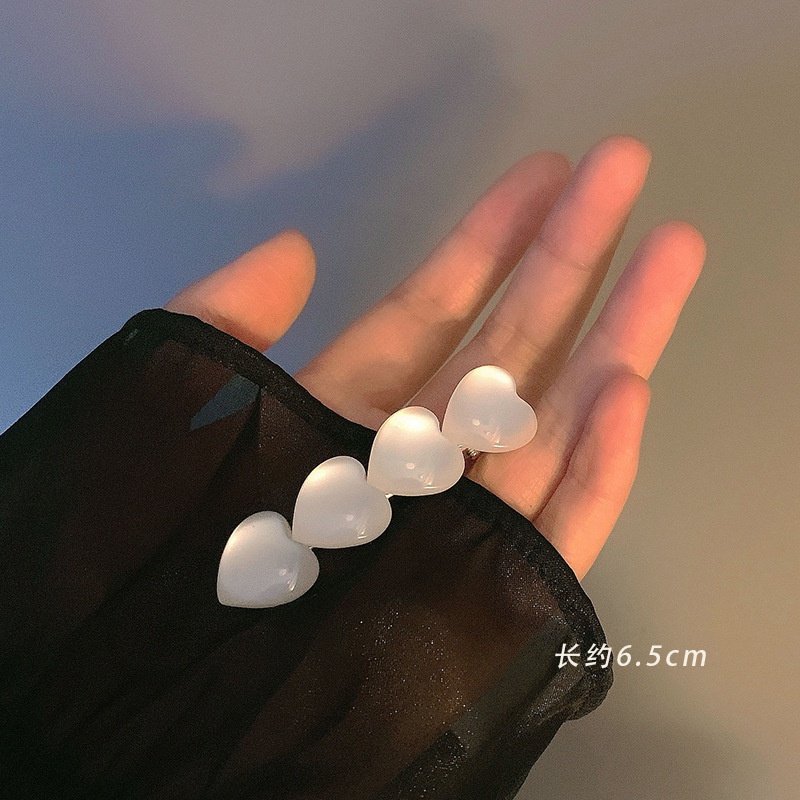 Kẹp tóc màu trắng phong cách mùa hè