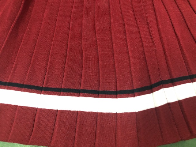Chân váy len xếp ly màu đỏ (new 100%)