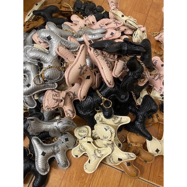 Móc khoá cún MO M treo balo hàng QC