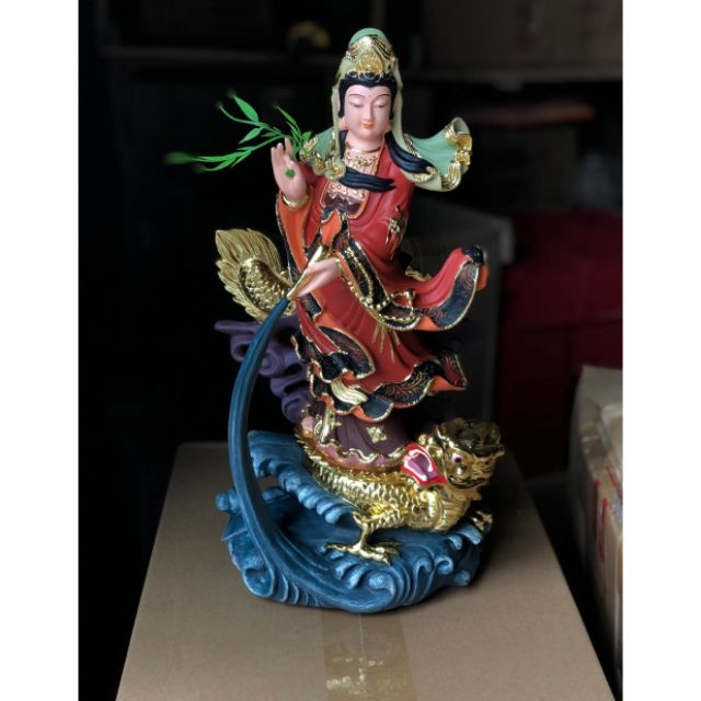 Tượng mẹ quan âm đứng trên rông