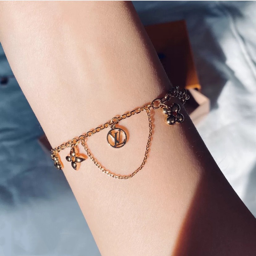 Vòng Đeo Tay Bằng Thép Titan Mạ Vàng Hồng 18k Họa Tiết Hoa Cỏ Bốn Lá