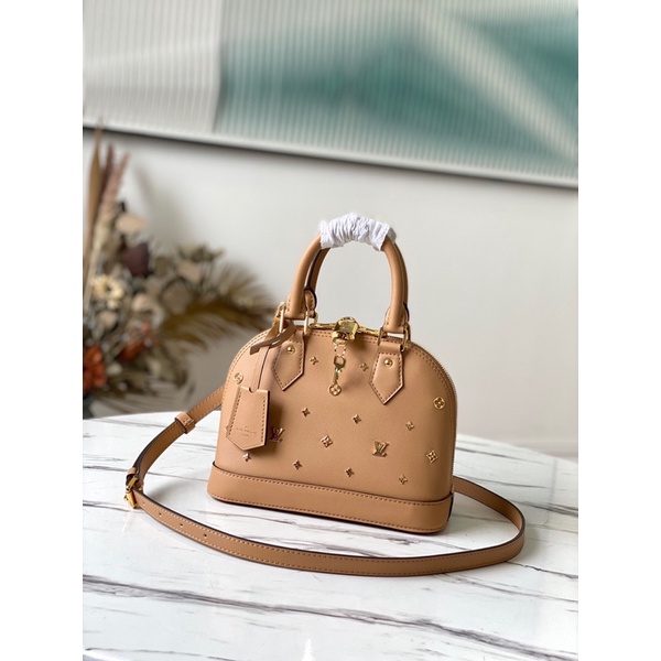 Túi xách Néo Alma BB được làm bằng da Monogram Empreinte mềm mại tạo nên một cấu hình tinh xảo louis vuitton Lv