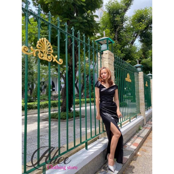 Đầm đen xẻ tà