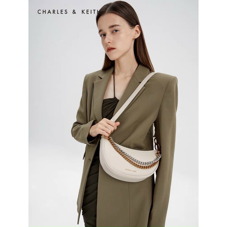 Túi xách đeo chéo đeo vai charles&amp;keith model CK2-80781582 màu kem phối dây xích cầm tay hoặc kẹp nách mẫu mới lên 2021