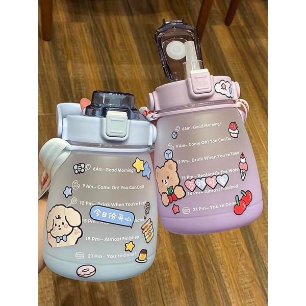 Bình đựng nước có ồng hút, Bình nước nhắc giờ siêu cute 1200ml kèm sticker siêu xinh
