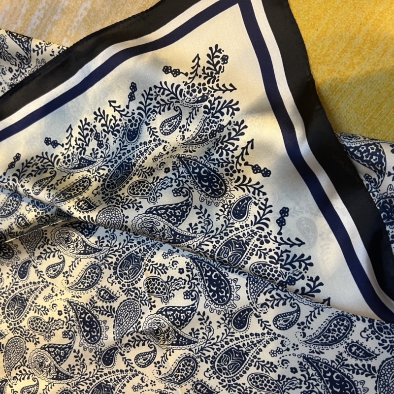 Khăn bandana lụa vuông in hình lá size 70cm